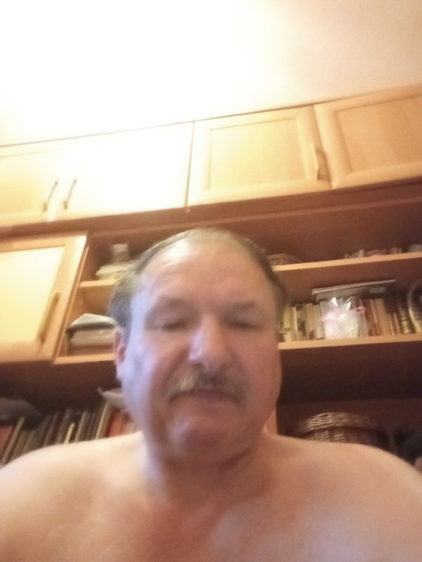 Brunet 178 wzrostu 85 kg wagi oczy piwne mam wąs...