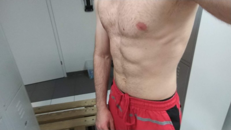 Wysportowany mężczyzna poszukuje dobrze zbudowan...