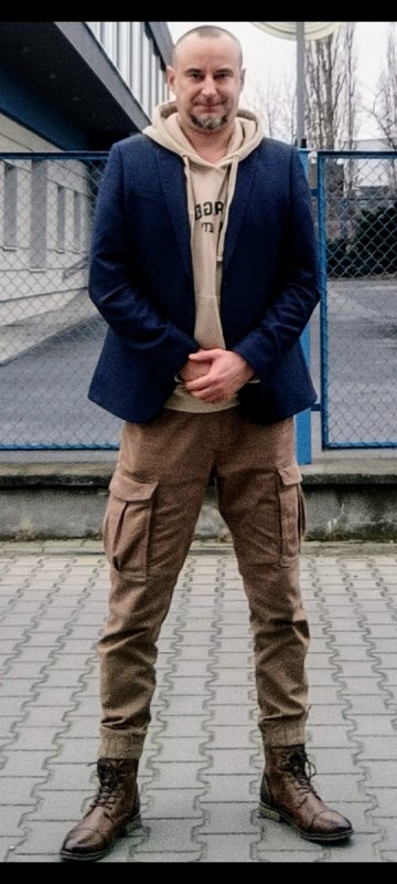 Nie mam wymagań z wyglądu wysoki średnia budowy ...