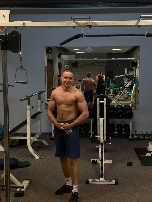 Znudowany blondyn sie nudzi